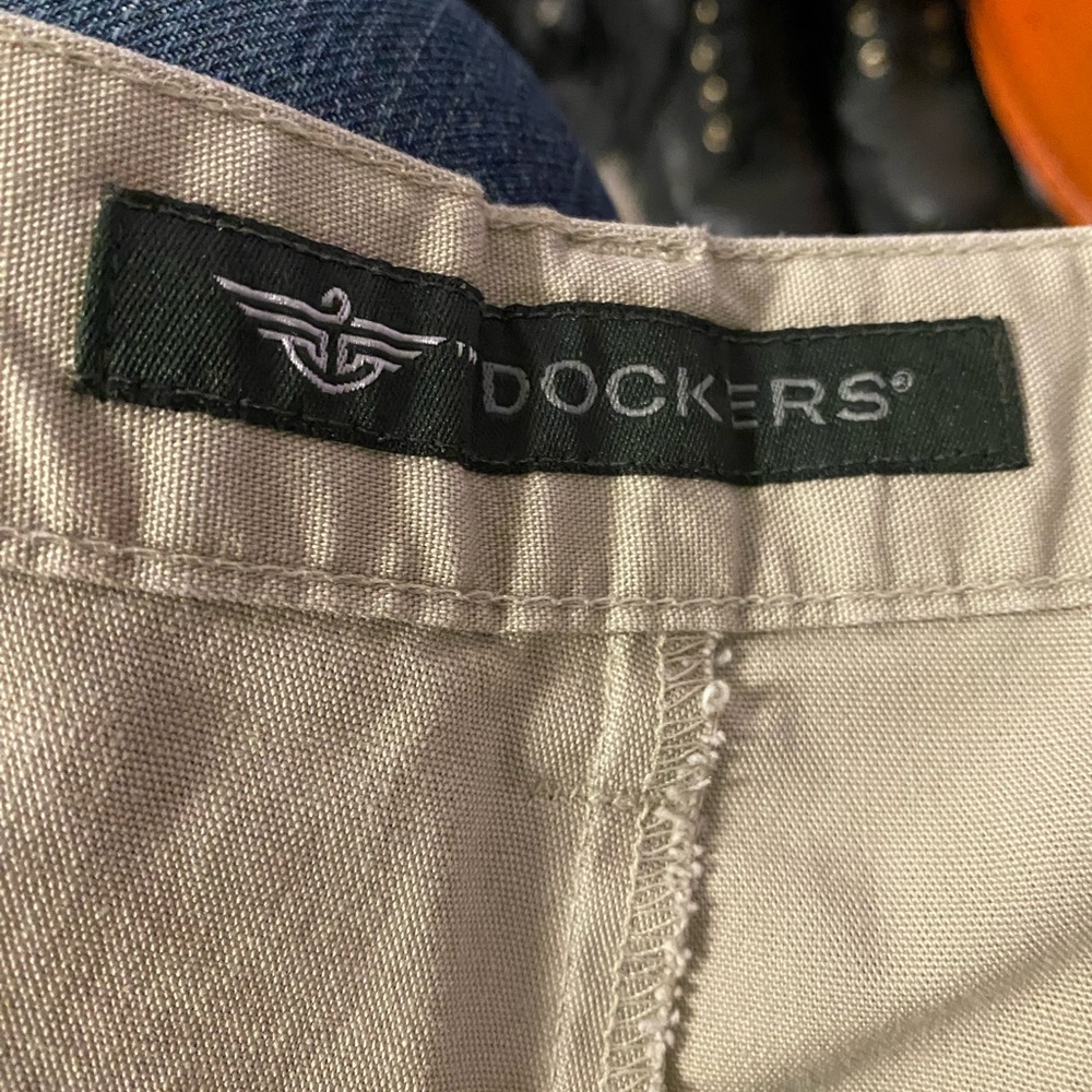 Mens Dockers Pleated Bermuda shorts Sz.W42 100% Cotton EUC - Picture 4 of 8